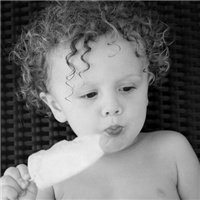 小男孩吃雪糕头像