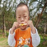 小男孩吃雪糕头像