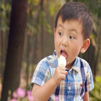 小男孩吃雪糕头像