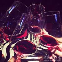 浪漫喝红酒微信头像图片