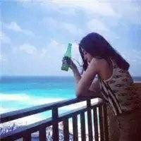 海边女生身材头像