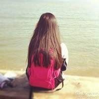 背背包的女生背影头像