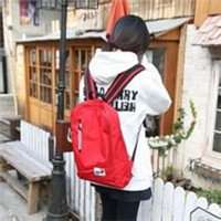 背背包的女生背影头像