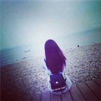 背背包的女生背影头像