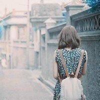 背背包的女生背影头像