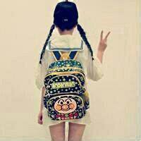 背背包的女生背影头像