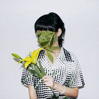 唯美手拿树叶头像