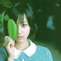 唯美手拿树叶头像