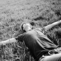 唯美男生坐着头像