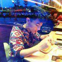 唯美男生坐着头像