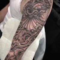 微信纹身花臂头像男生 手臂有纹身的男人头像