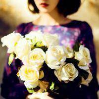 手绘女生拿花遮脸头像_彩铅用花遮脸可爱女生头像