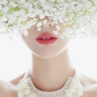 手绘女生拿花遮脸头像_彩铅用花遮脸可爱女生头像