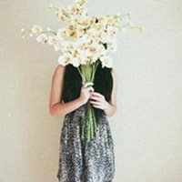 手绘女生拿花遮脸头像_彩铅用花遮脸可爱女生头像