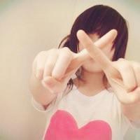 手绘女生拿花遮脸头像_彩铅用花遮脸可爱女生头像