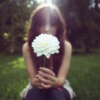 手绘女生拿花遮脸头像_彩铅用花遮脸可爱女生头像