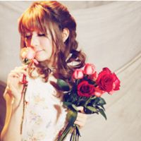 抱花的女孩头像_唯美抱花的可爱女生头像