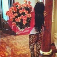 抱花的女孩头像_唯美抱花的可爱女生头像