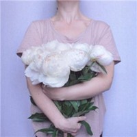 抱花的女孩头像_唯美抱花的可爱女生头像