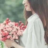 抱花的女孩头像_唯美抱花的可爱女生头像