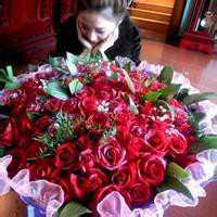 抱花的女孩头像_唯美抱花的可爱女生头像