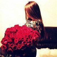 抱花的女孩头像_唯美抱花的可爱女生头像