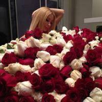 抱花的女孩头像_唯美抱花的可爱女生头像