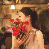 抱花的女孩头像_唯美抱花的可爱女生头像