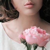 抱花的女孩头像_唯美抱花的可爱女生头像