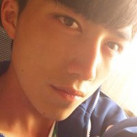 校服头像男生头像_穿校服的帅气男生头像