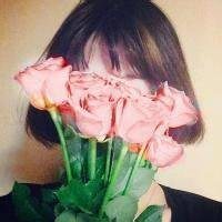 森系女生捧花遮脸头像_用花遮脸的可爱女生头像