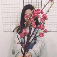 森系女生捧花遮脸头像_用花遮脸的可爱女生头像