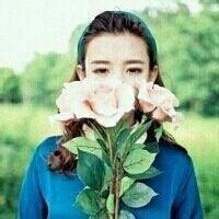 森系女生捧花遮脸头像_用花遮脸的可爱女生头像