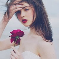 欧美女拿花头像_手拿花的唯美欧美女生头像图片