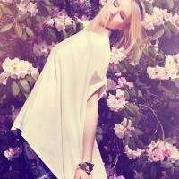 欧美女拿花头像_手拿花的唯美欧美女生头像图片