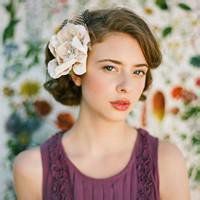 欧美女拿花头像_手拿花的唯美欧美女生头像图片