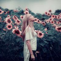 欧美女拿花头像_手拿花的唯美欧美女生头像图片