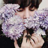 欧美女拿花头像_手拿花的唯美欧美女生头像图片