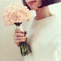 欧美女拿花头像_手拿花的唯美欧美女生头像图片