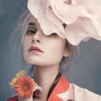 欧美女拿花头像_手拿花的唯美欧美女生头像图片