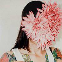 欧美女拿花头像_手拿花的唯美欧美女生头像图片