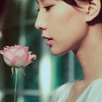 欧美女拿花头像_手拿花的唯美欧美女生头像图片