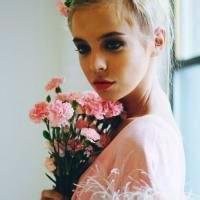 欧美女拿花头像_手拿花的唯美欧美女生头像图片