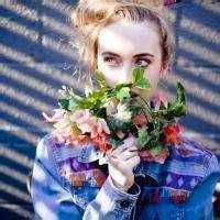 欧美女拿花头像_手拿花的唯美欧美女生头像图片