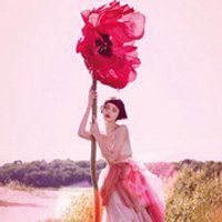 欧美女拿花头像_手拿花的唯美欧美女生头像图片