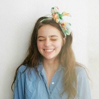 欧美女拿花头像_手拿花的唯美欧美女生头像图片