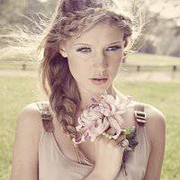 欧美女拿花头像_手拿花的唯美欧美女生头像图片