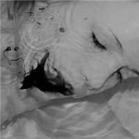 虐心头像女生黑白_黑白心痛伤感女生头像