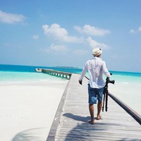 头像男海边背影图片_海边男生的背影头像图片