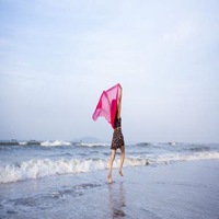 美女看海头像_在海边看海的可爱女生头像